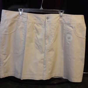 NWT 22W Beige Skort